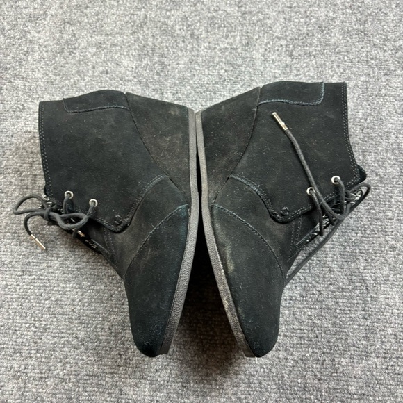 TOMS Women’s Black Suede Desert Wedge Ankle Bootie size: 12 - Picture 4 of 9
